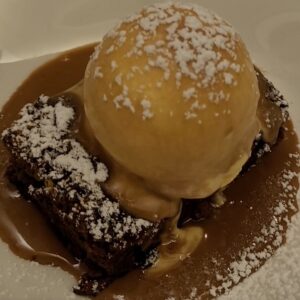 Brownie de pistacho con helado y chocolate caliente